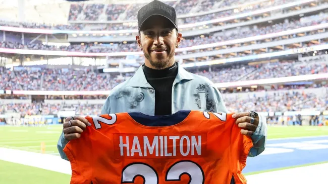 Lewis Hamilton: Piloto de Fórmula Uno visitó a los Denver Broncos