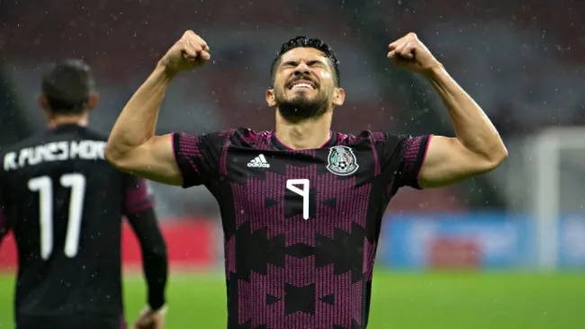 Henry Martín festejando un gol