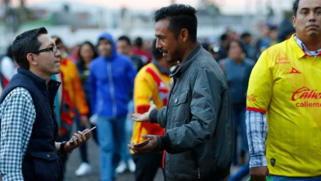 Revendedor ofreciendo un boleto