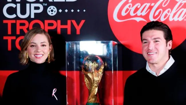 Samuel Garcia y Mariana Rodriguez posan con la Copa del Mundo