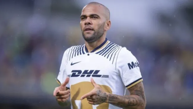 Dani Alves en acción con Pumas