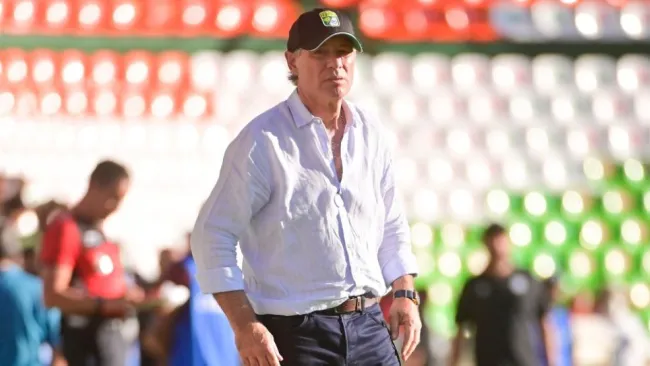 Ariel Holan dirigiendo al León