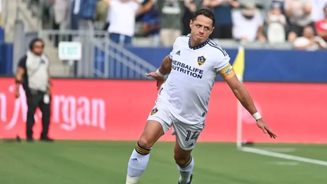 Chicharito Hernández festejando un gol