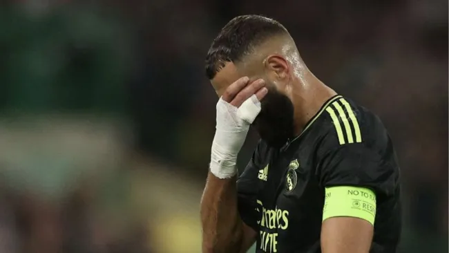 Benzema se lamenta una acción