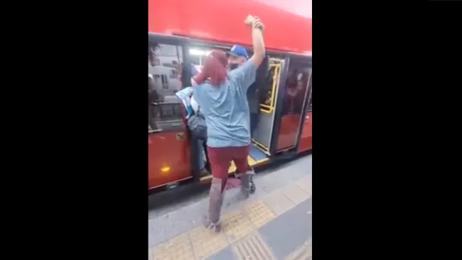 Mujer golpeando al policía