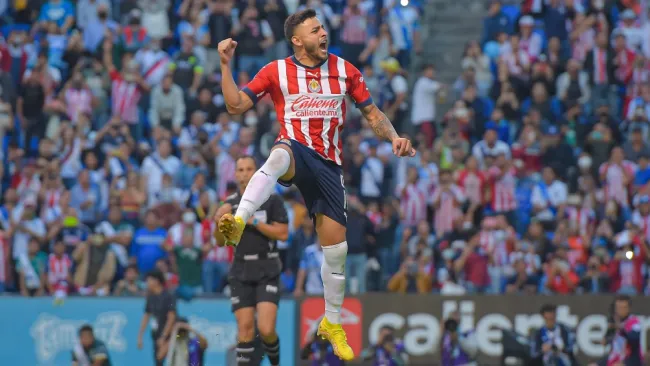 Alexis Vega celebra con Chivas