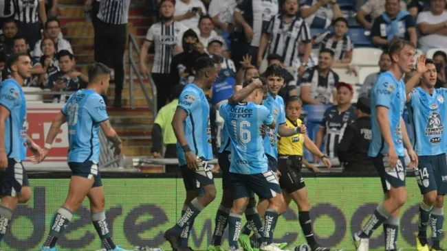 Jugadores de Pachuca festejando un gol