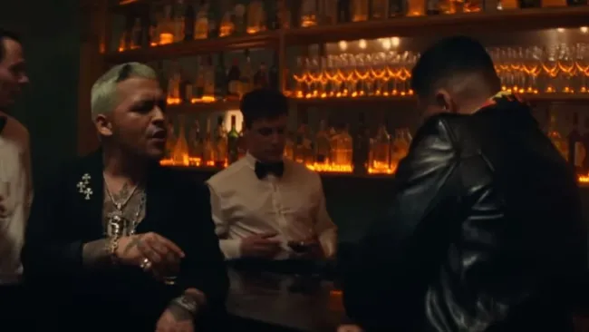 Christian Nodal en un bar