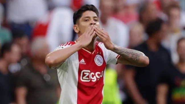 Edson Álvarez festejando un gol