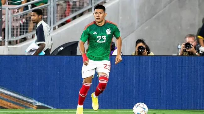 Jesús Gallardo durante un partido de México