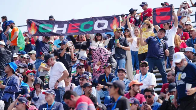 Checo Pérez: Afición modificó 'Cielito Lindo' para apoyar al mexicano en el GP de nuestro país