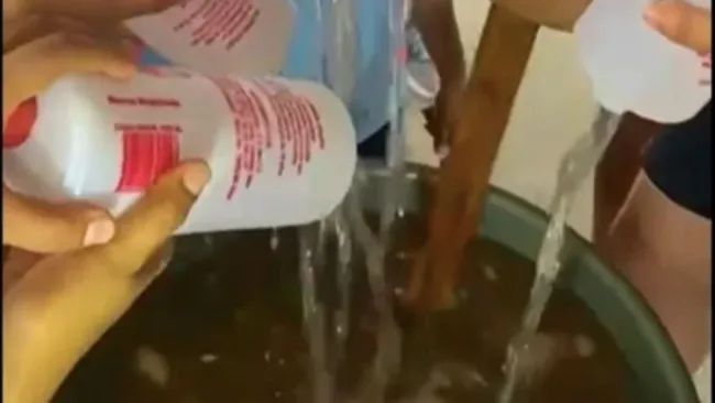 El momento en que el alcohol y el agua se juntan
