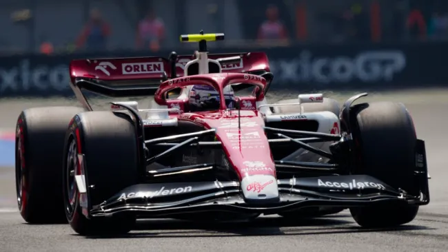 Piloto de Alfa Romeo Zhou Guanyu conduce su auto en la tercera práctica del Gran Premio de México