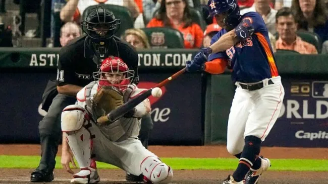 Altuve despierta con 3 hits y Astros vencen a Philies para empatar la serie|