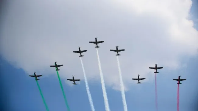 El momento fue acompañado con espectáculo aéreo 