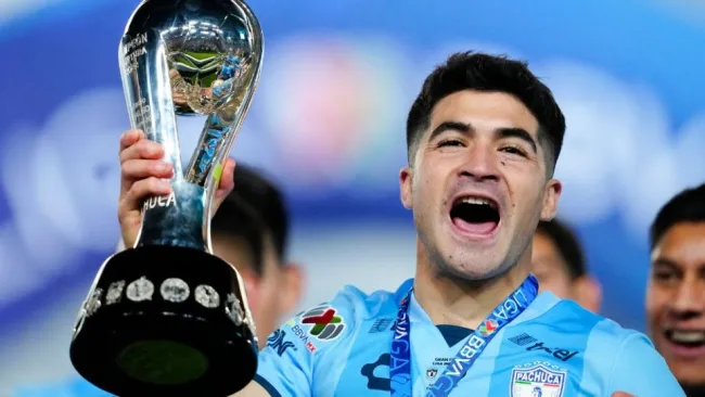 Nico Ibáñez con el trofeo de la Liga MX