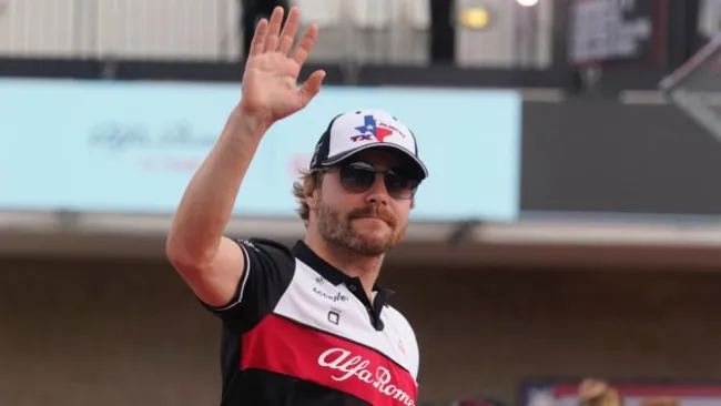 Bottas saludando a los fanáticos de Alfa Romeo 