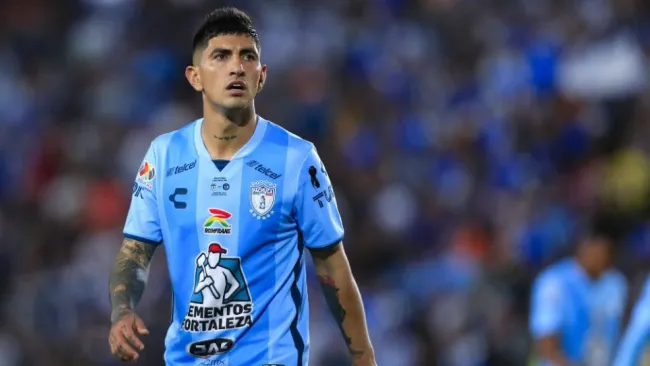 Víctor Guzmán durante un partido de Pachuca