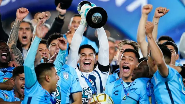 Jugadores de Pachuca tras ser Campeones