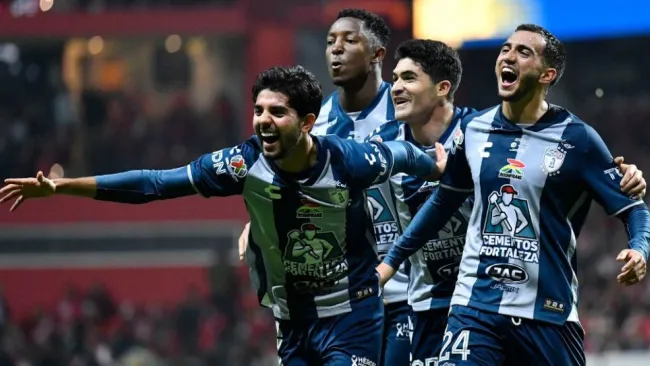 Jugadores de Pachuca festejando un gol