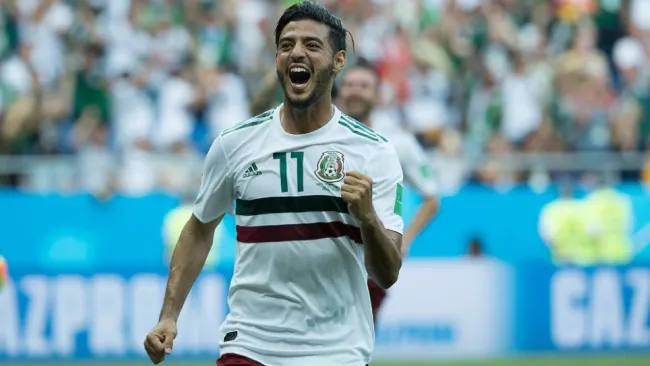 Carlos Vela festejando un gol
