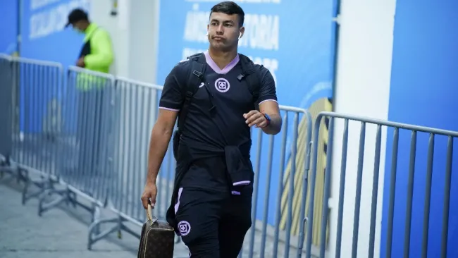 Iván Morales en un partido de Cruz Azul