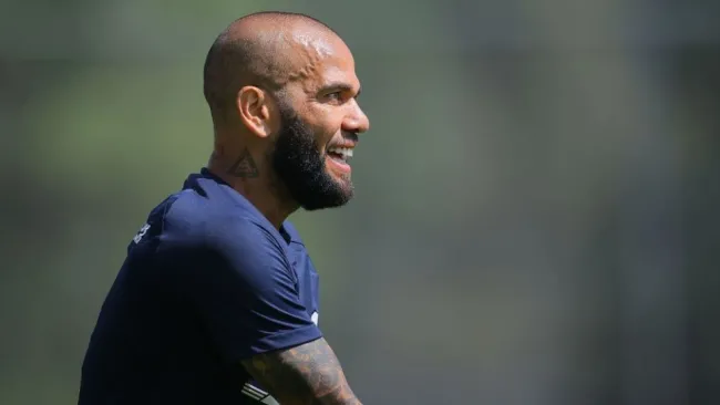 Dani Alves entrenando con Pumas