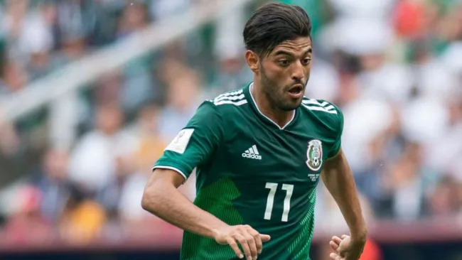 Carlos Vela durante un partido de México
