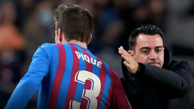 Piqué junto a Xavi Hernández