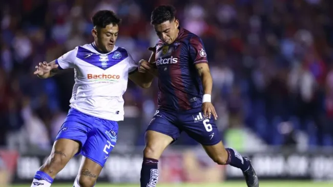 Mauro Brasil y Edson Partida disputando un balón