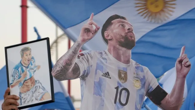 Fotos y dibujos de Lionel Messi en Doha, Qatar