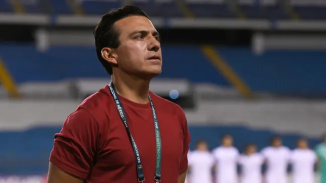 Luis Pérez dirigiendo al Tri Sub 20