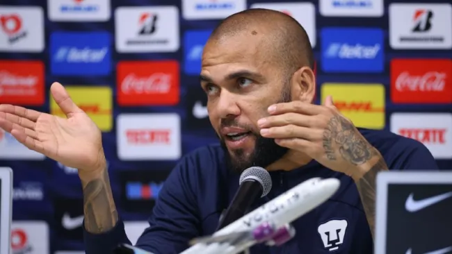 Dani Alves, jugador activo de Pumas