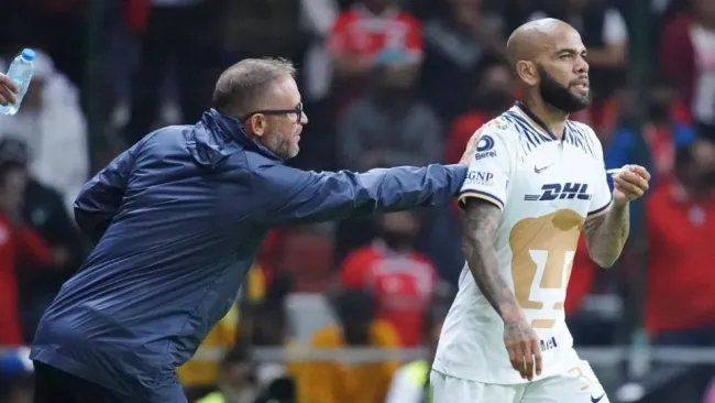Dani Alves durante un partido de Pumas