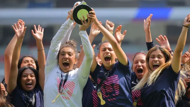 Jugadoras de Pumas Femenil Sub 18 tras se Campeonas