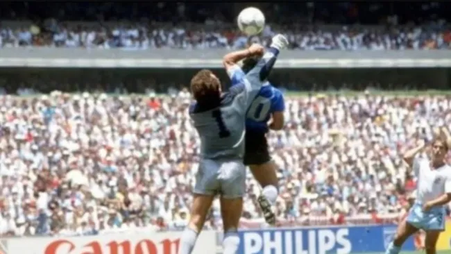 Balón de "La Mano de Dios" fue subastado en 2.4 mdd