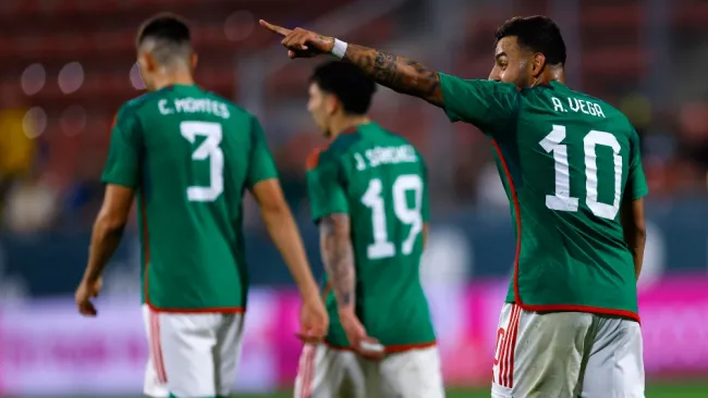 Alexis Vega en celebración de gol