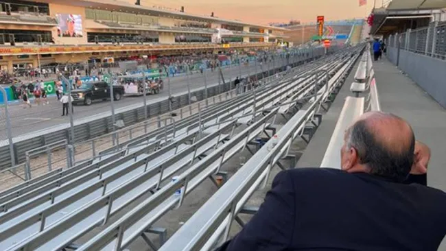 Antonio Pérez apoyando a Checo