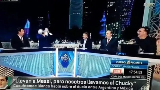 Momento en el que Faitelson le avienta un balón a Joserra