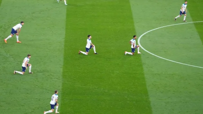 Jugadores de Inglaterra se arrodillaron como señal de protesta