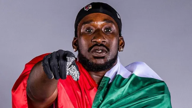 Llegó al Azteca con playera del 'Ame'