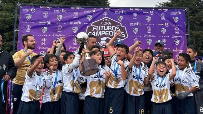 Pumas en festejo de gol