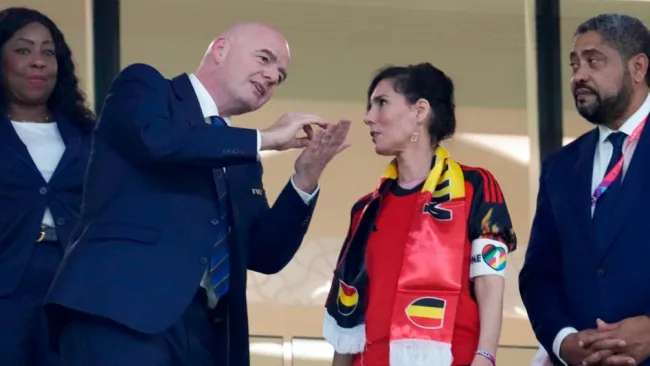 Ministra de Bélgica con el presidente de la FIFA