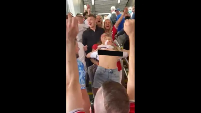 Aficionada inglesa hace 'topless' en Qatar