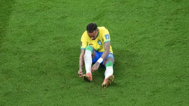 Neymar, en el césped del Lusail, tras haberse lesionado