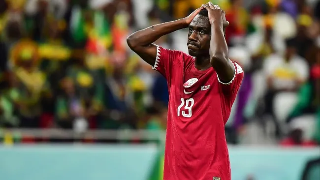 Almoez Ali de Qatar reacciona durante partido vs Senegal en la Copa del Mundo 2022