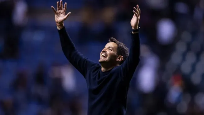 El técnico argentino celebrando un tanto con Puebla