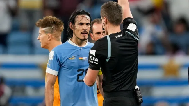 Cavani molesto con el árbitro