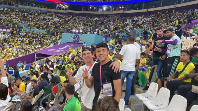 Santiago Trigos y Jorge Ruvalcaba apoyando a Dani Alves