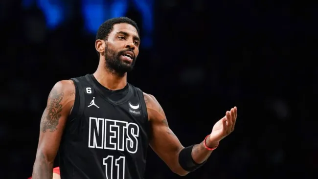 Kyrie Irving en lamento durante partido de los Nets